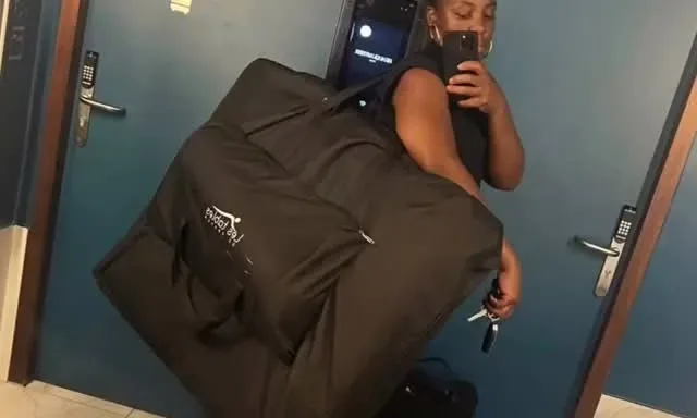 Linda et son matériel, prête pour un massage à domicile