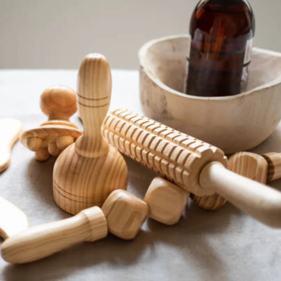 Les outils de bois de la madérothérapie posés sur un plan de travail