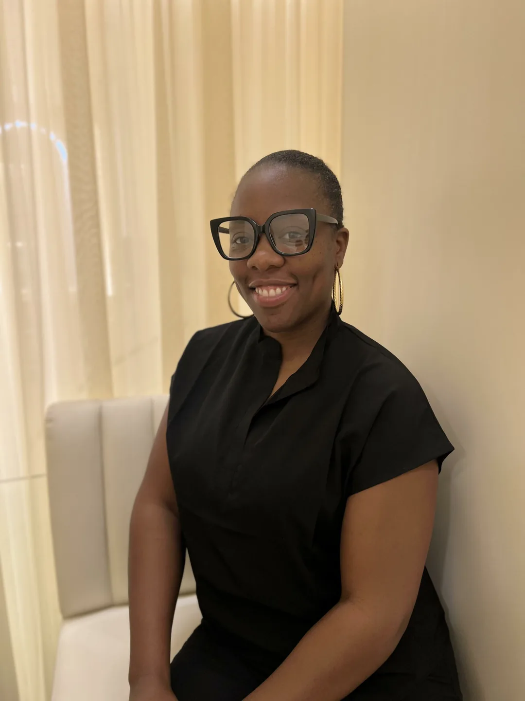 Linda, fondatrice de Massage Beauty Hands, souriante dans son cabinet